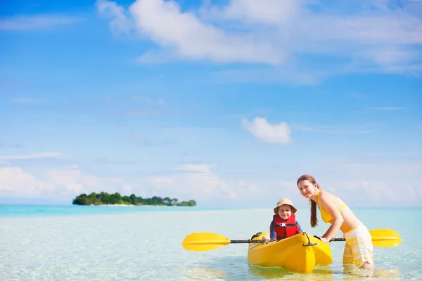 Mother and son kayaking — Stock Photo, Image