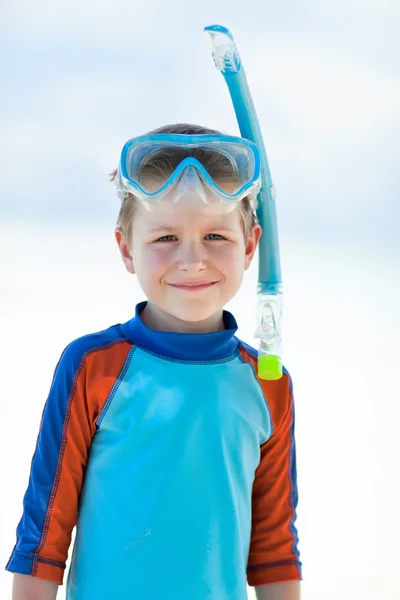 Lindo chico usando máscara y snorkel — Foto de Stock