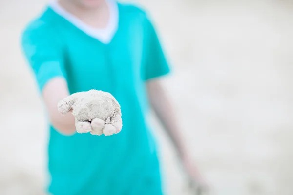 Kind hält Sand in der Hand — Stockfoto