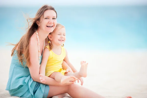 Madre e figlia in spiaggia — Foto Stock