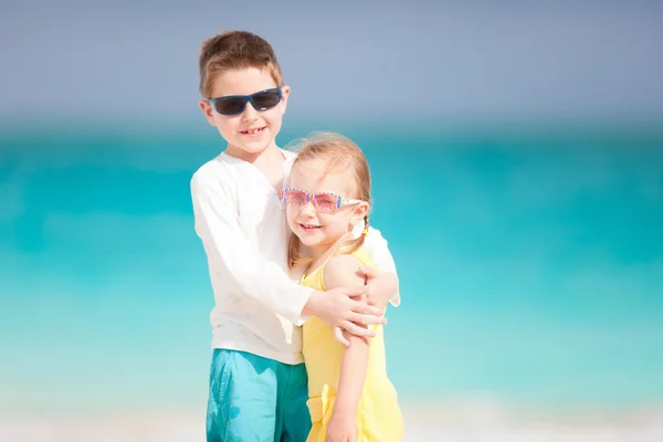 Bratr a sestra na pláži dovolenou — Stock fotografie