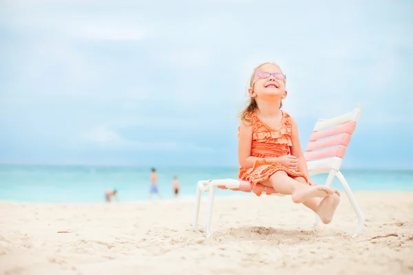 Petite fille mignonne à la plage — Photo