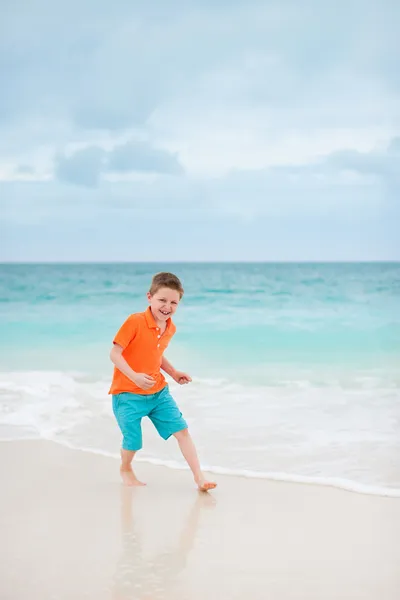 Söt pojke på stranden — Stockfoto