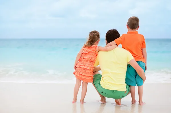 Pai com crianças na praia — Fotografia de Stock