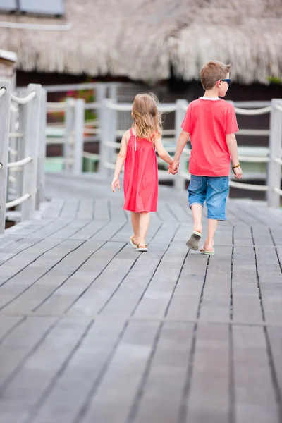 Deux enfants à la station — Photo