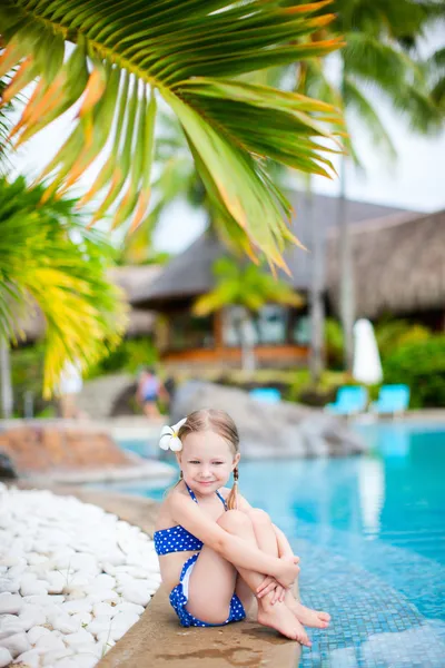 Девочка рядом с бассейном — стоковое фото