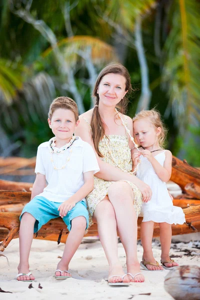 Familie buiten op zomer — Stockfoto