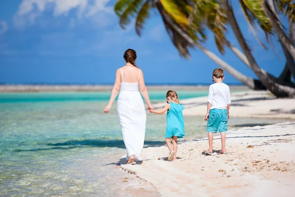 Madre e figli su un'isola tropicale — Foto Stock