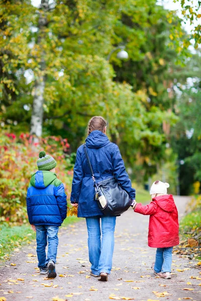 Família em Autumn Park — Fotografia de Stock