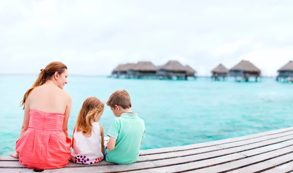 Madre e figli in vacanza — Foto Stock