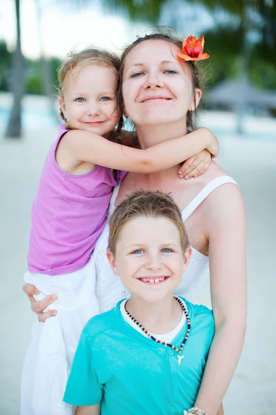 Madre e hijos al aire libre — Foto de Stock