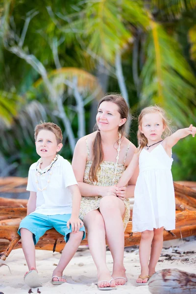 Familjen utomhus på sommardag — Stockfoto