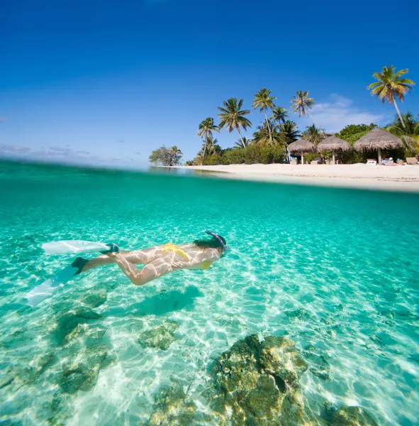 Woman swimming underwater — Stock Photo, Image