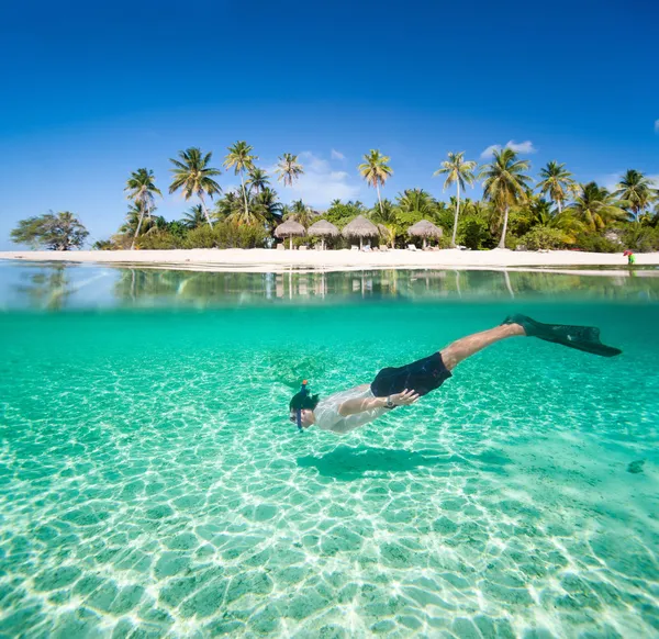Homem nadando debaixo d 'água — Fotografia de Stock