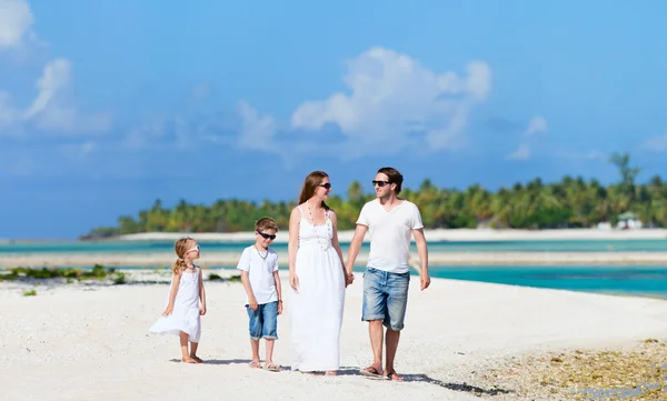 Rodina na dovolenou na pláži — Stock fotografie