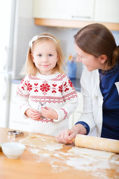 Mother and daughter baking together — Stock Photo, Image