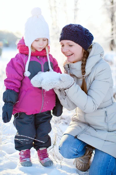 Mor och dotter utomhus på vinterdag — Stockfoto