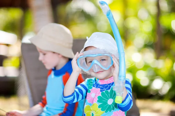 Twee kinderen op vakantie — Stockfoto