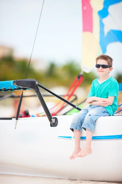 Rapaz bonito no catamarã — Fotografia de Stock