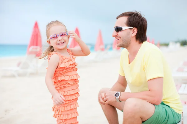 Pai e filha na praia do resort — Fotografia de Stock