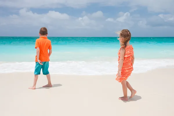 Két gyerek a strandon — Stock Fotó