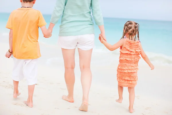 Familia en vacaciones tropicales —  Fotos de Stock