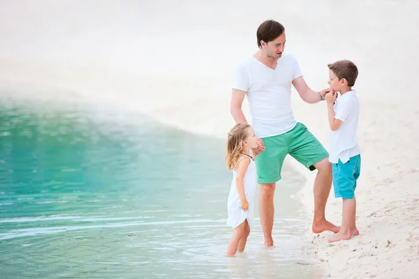 Far med barnen på stranden — Stockfoto