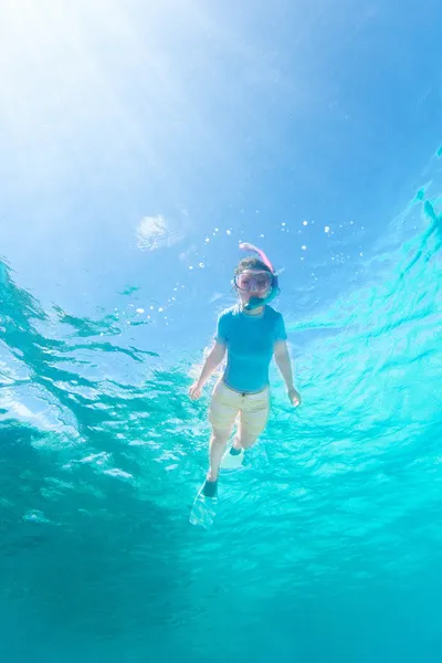 Mujer haciendo snorkel — Foto de Stock