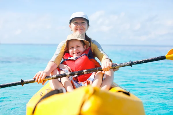 Mor och son kajakpaddling — Stockfoto