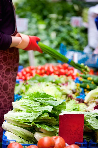 Herbs and vegetables at market — Stock Photo, Image