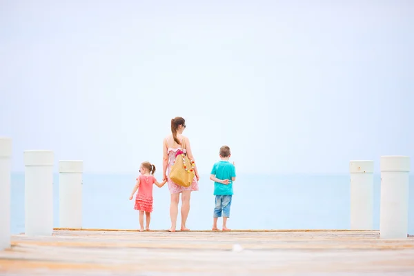 Mère et enfants à l'extérieur — Photo