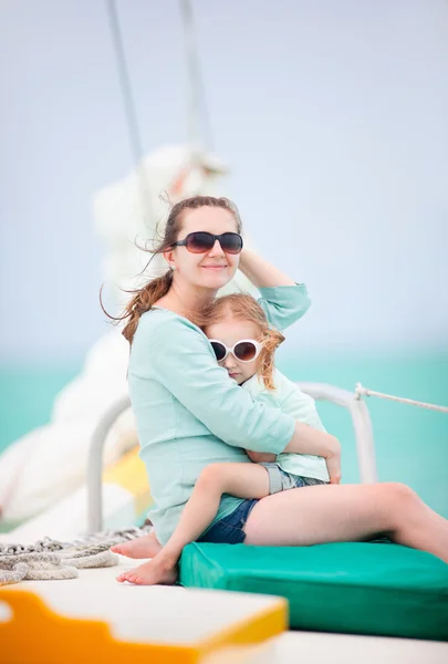 在一艘豪华游艇上航行的家庭 — 图库照片