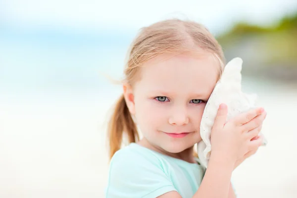 Маленькая девочка с ракушкой — стоковое фото