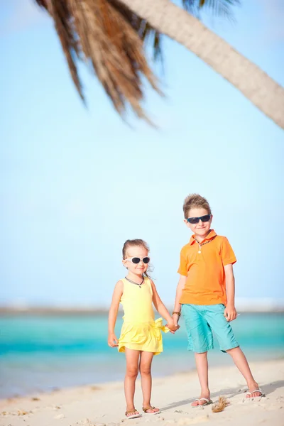 Twee kinderen op strand — Stockfoto