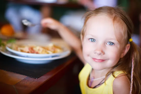 Petite fille manger Photo De Stock