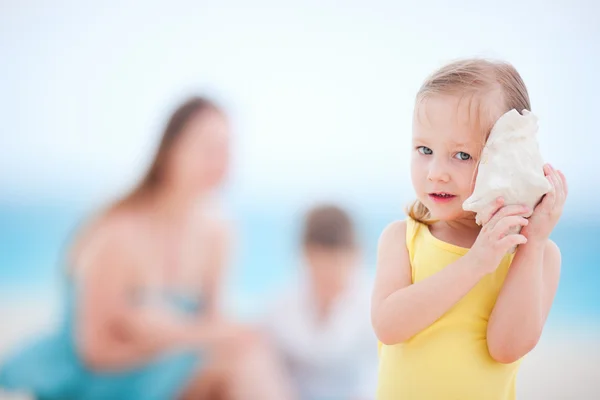 Bir deniz kabuğu ile küçük kız — Stok fotoğraf