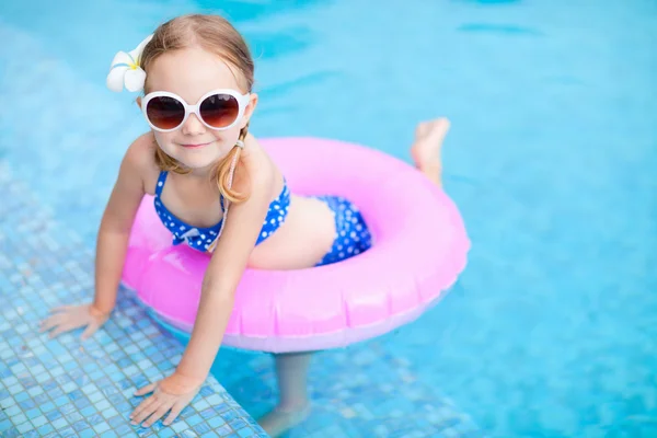 Niña en la piscina —  Fotos de Stock