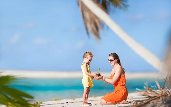 Mutter und Tochter am Strand — Stockfoto