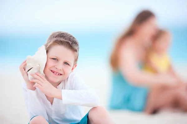 Seashell ile şirin çocuk — Stok fotoğraf