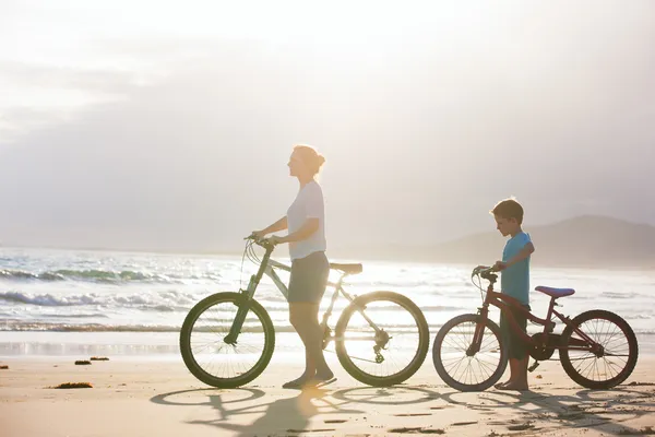 Anne ve oğlu Bisikletleri ile — Stok fotoğraf