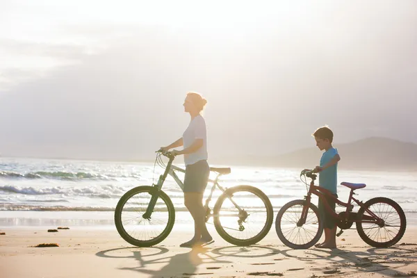 Mutter und Sohn mit Fahrrädern — Stockfoto