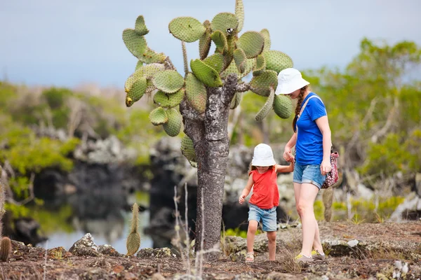 Mãe e filha caminhando no terreno cênico — Fotografia de Stock