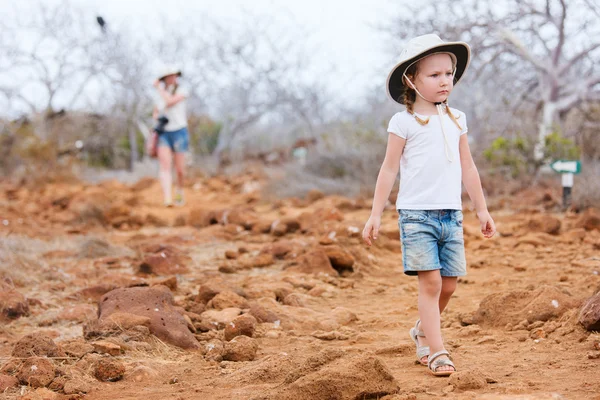 Liten flicka vandring på natursköna terräng — Stockfoto