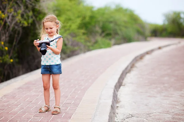 Bambina con macchina fotografica — Foto Stock