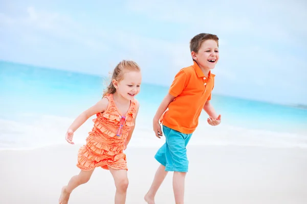 Niños pequeños en la playa —  Fotos de Stock