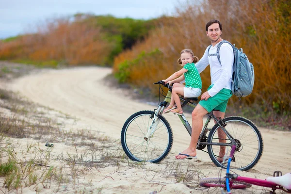 Père et fille sur un vélo — Photo