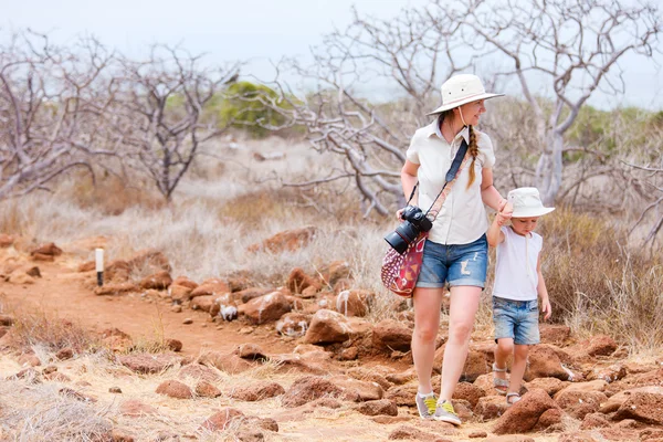 Matka a dcera turistiky na malebném terénu — Stock fotografie