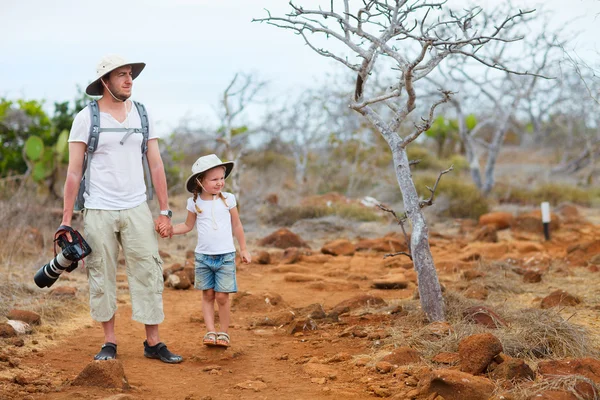 Far och dotter vandring på natursköna terräng — Stockfoto