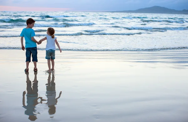 해변에서 두 아이 — 스톡 사진