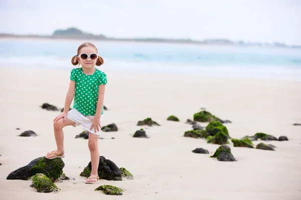 Söt liten flicka på stranden — Stockfoto